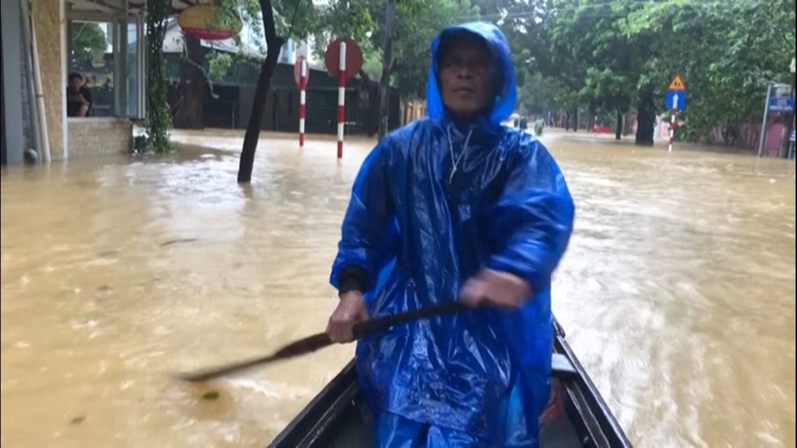 At least 18 dead as floods sweep through Vietnam | wcnc.com