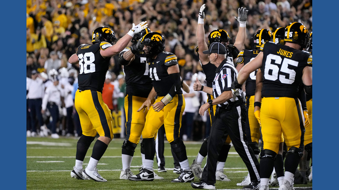Iowa Edges Penn State 25-24 in Big Ten Thriller With Gronowski's Rushing Lead