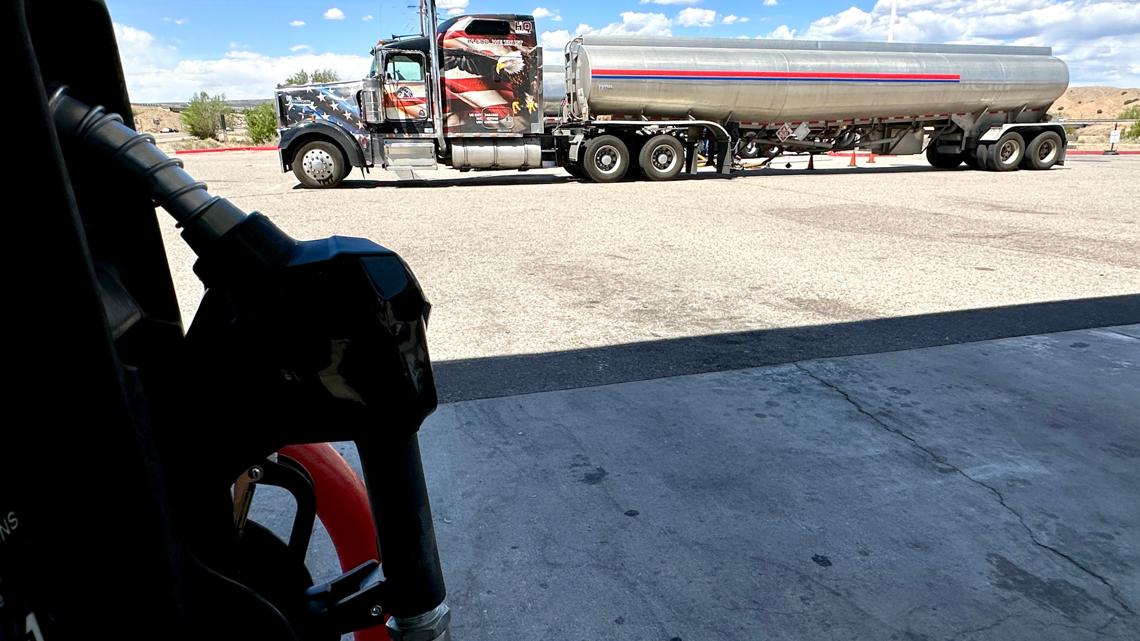 राष्ट्रपति ट्रम्प द्वारा ईरानी बंदरगाहों पर सैन्य नाकाबंदी की प्रतिज्ञा के कारण गैस की कीमतें थोड़ी कम हो गईं