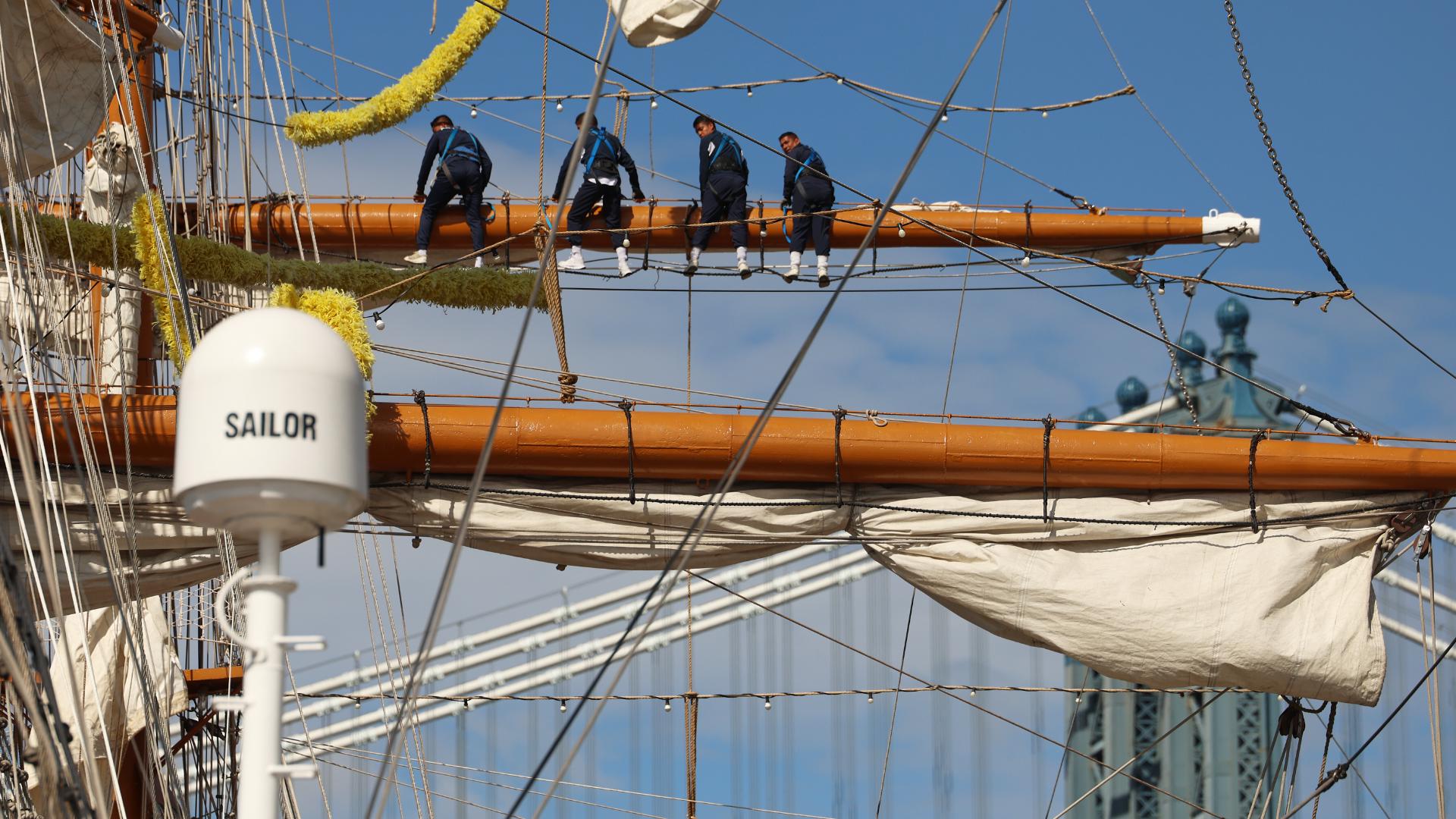 Brooklyn Bridge ship collision Officials probe why Mexican tall ship Brooklyn Bridge News Right Now 2025 Today