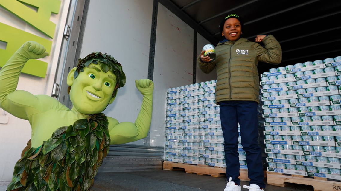 TikTok, YouTube 'Corn Kid' Tariq hands out canned food in NYC - Vimarsana News