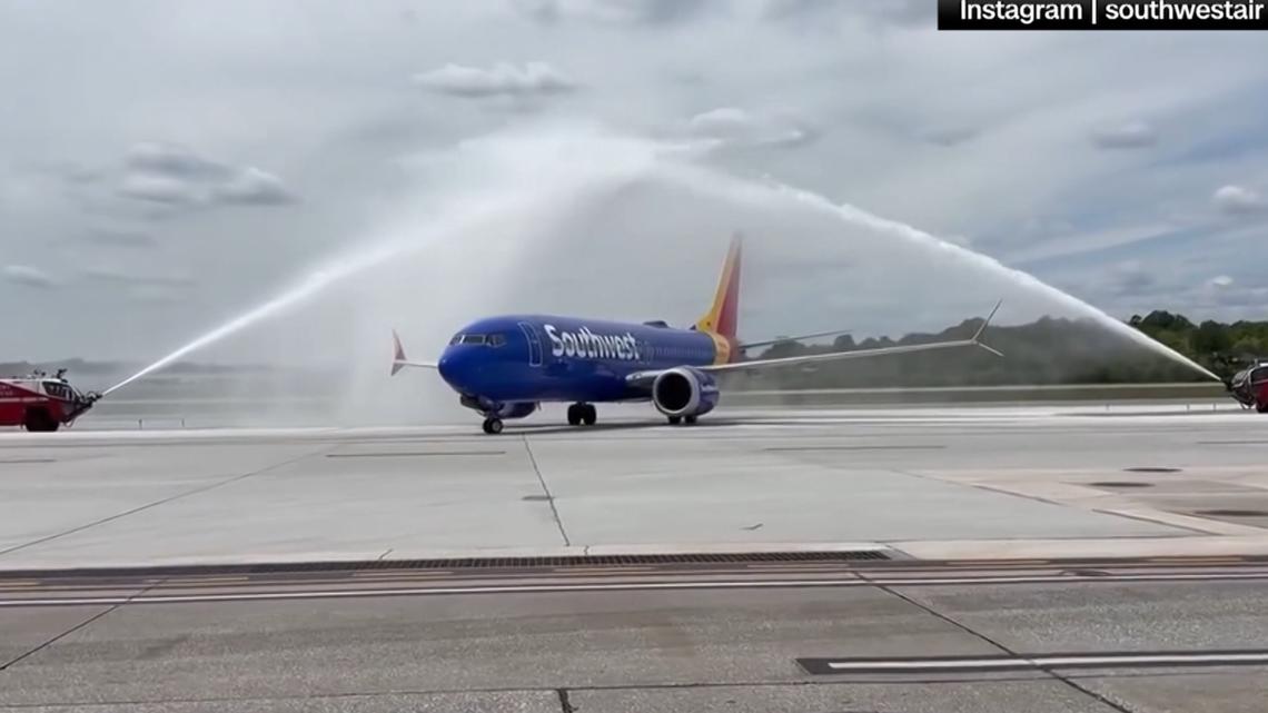 Southwest crew celebrates Spirit pilot's retirement after airline shuts down, halts his final flight