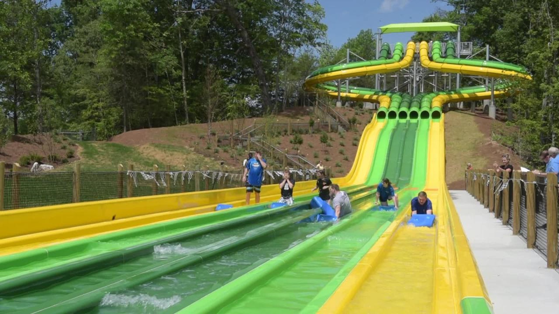 What's it like to ride the TailSpin racer at Dollywood? | wcnc.com