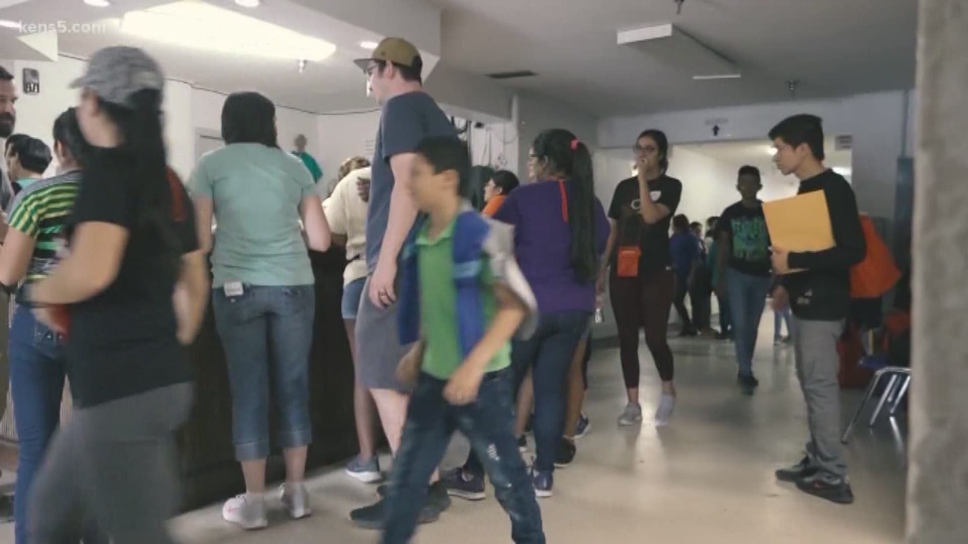 Travelers use spring break to help migrants at the border | wcnc.com