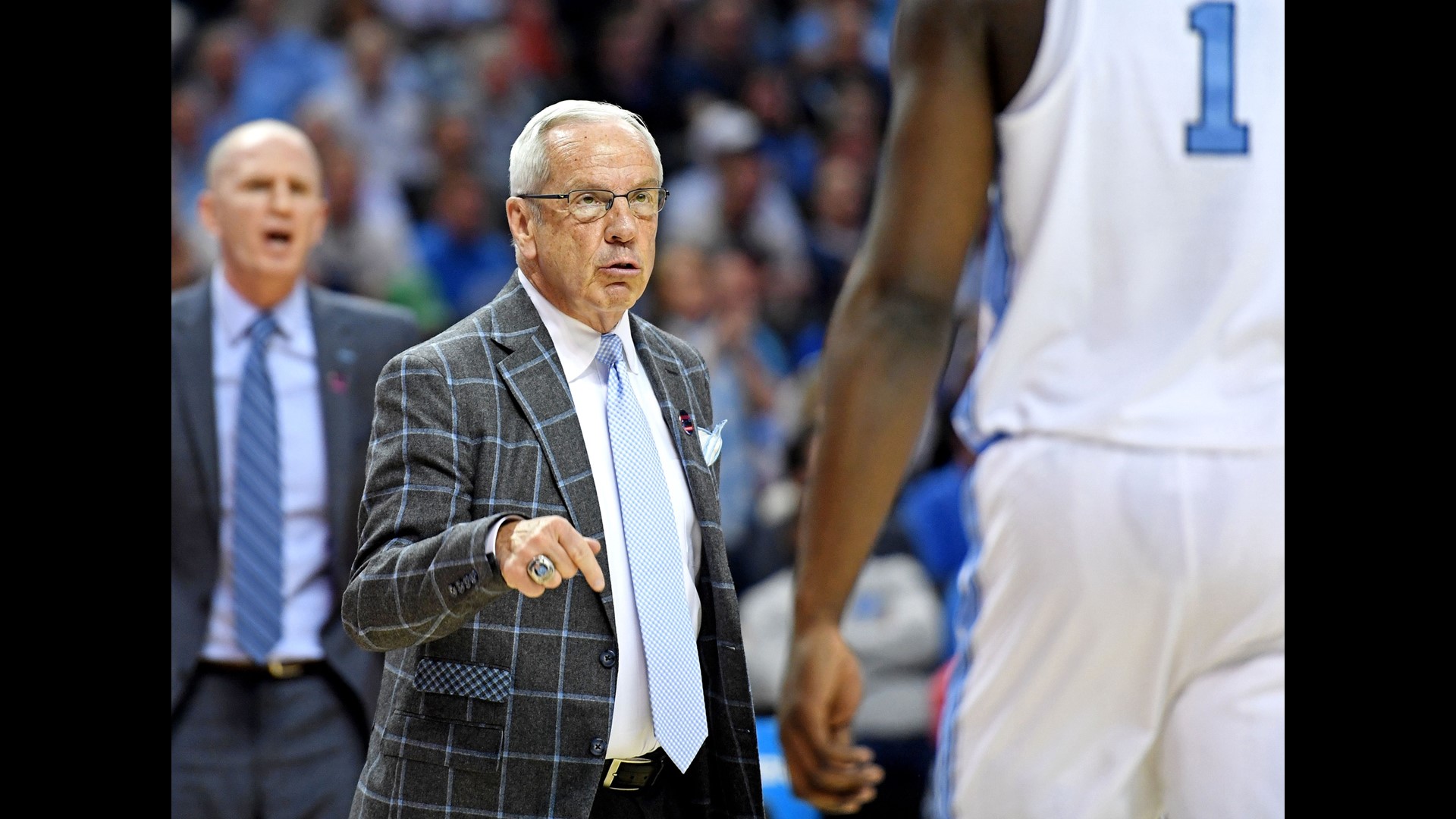 UNC basketball coach Roy Williams announces retirement