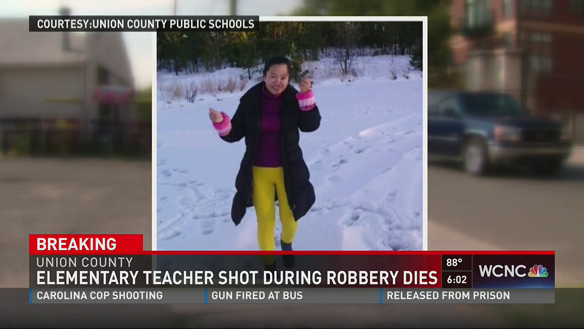 An elementary school teacher has died after being shot in the head last week during a robbery.