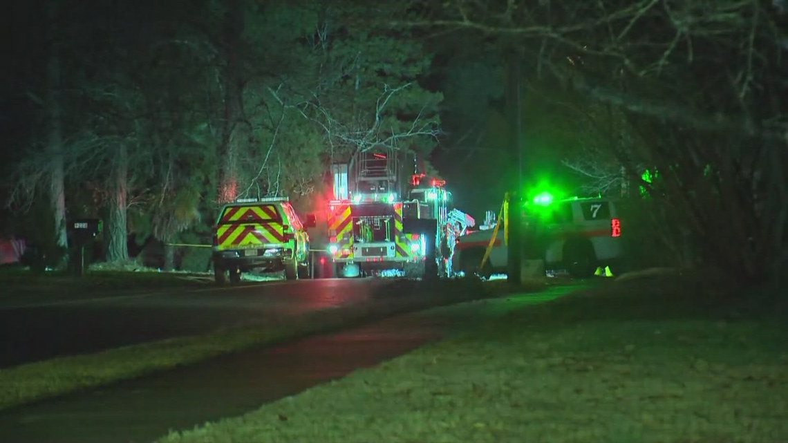 Structure fire injures 2 in south Charlotte; investigation underway