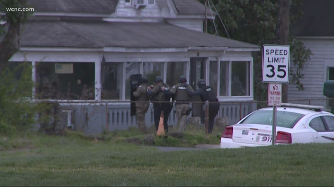 Hourslong standoff ends after shooting in Shelby