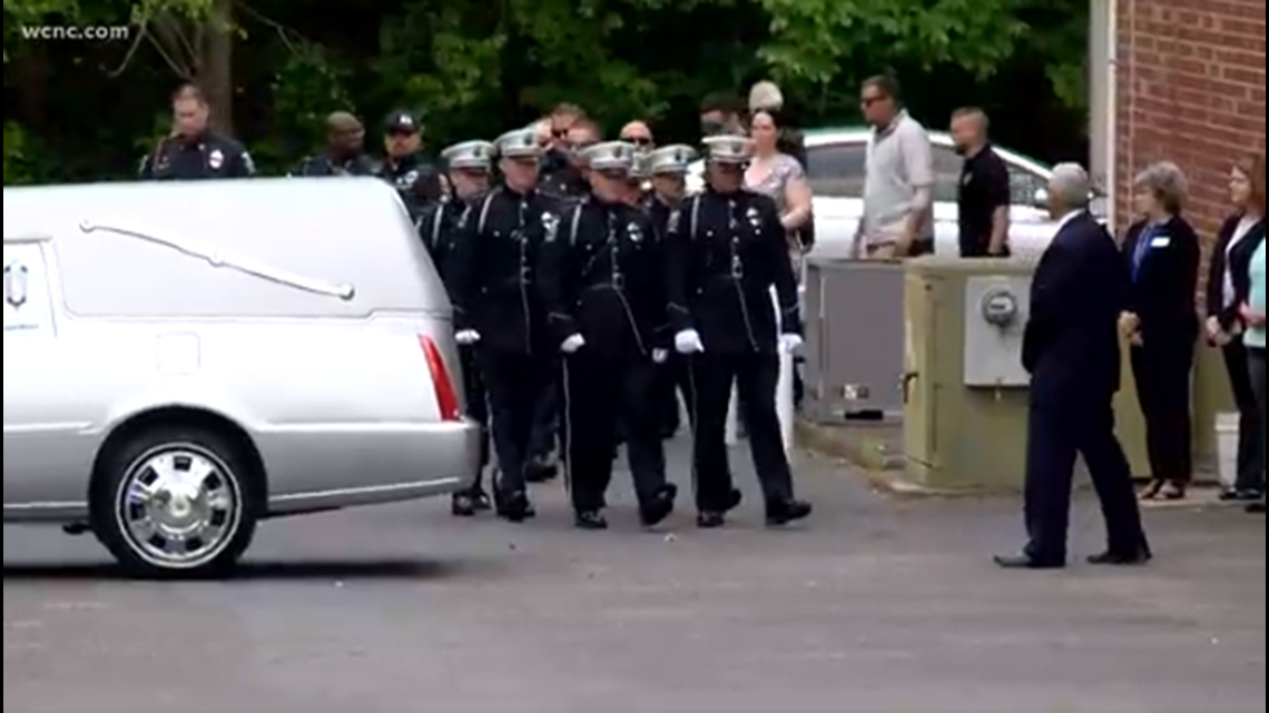 Law enforcement escorts fallen K-9 officer to funeral home | wcnc.com