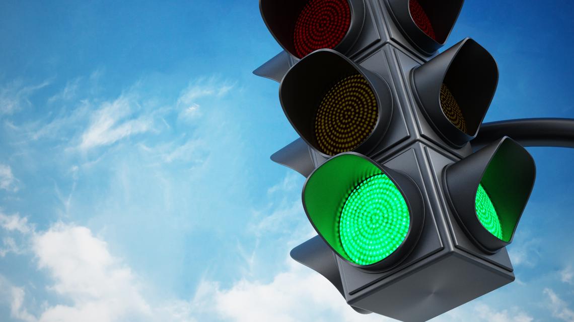 What to do when a traffic light is out in an intersection | wcnc.com