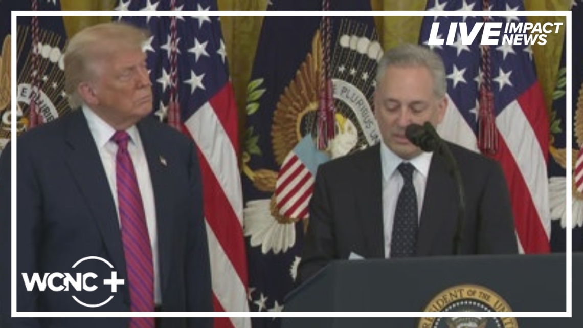 Trump firmando ley sobre criptomonedas