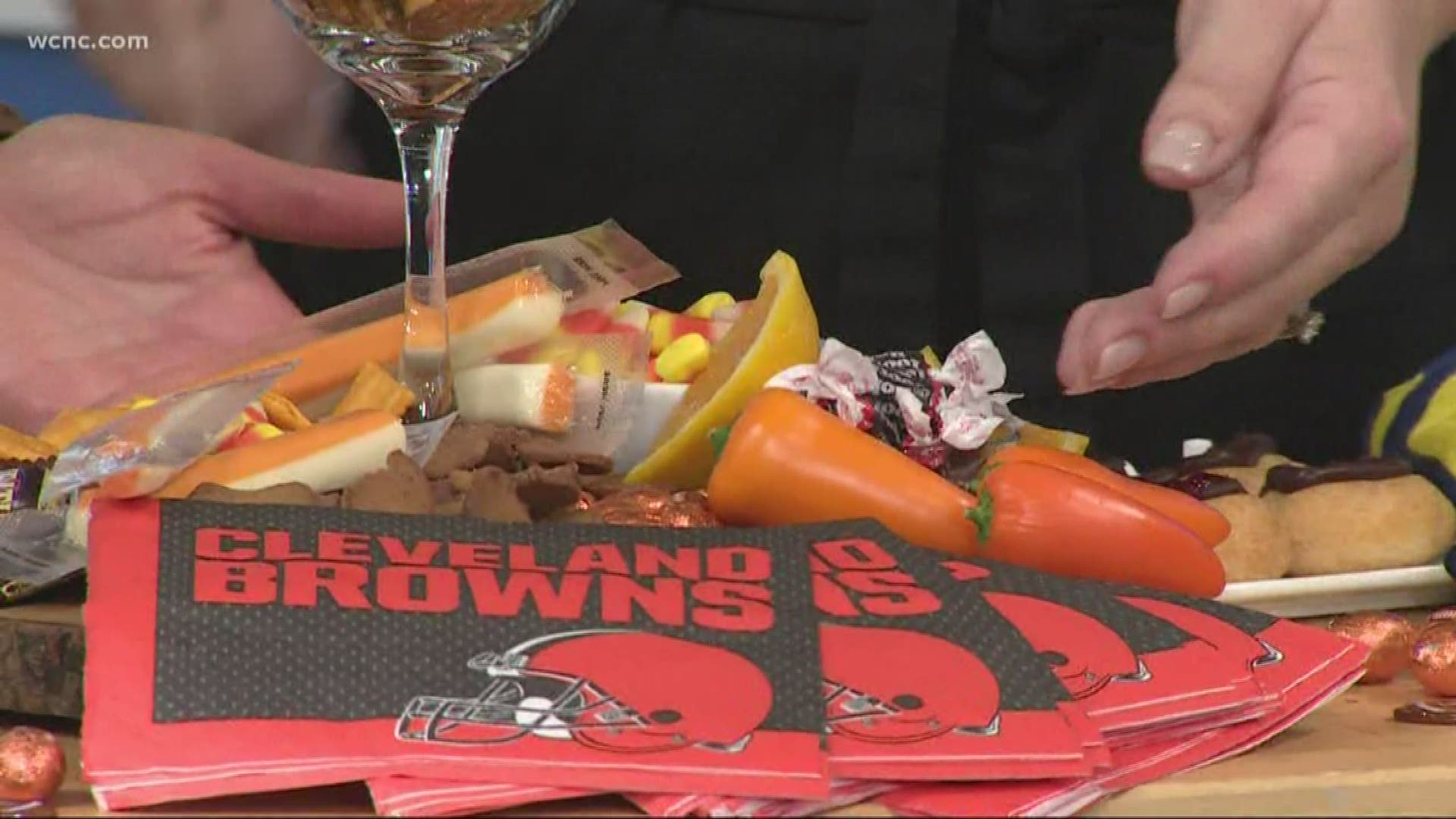 Jill Aker Ray shows us how you can make a fun snack board using your favorite team’s colors.
