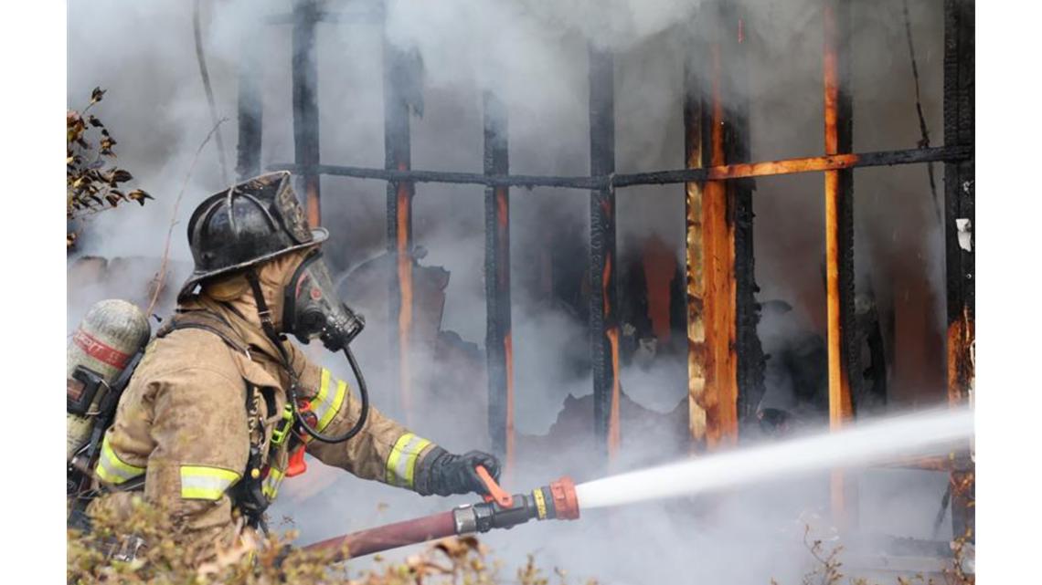 Firefighters battle mobile home fire in northwest Charlotte