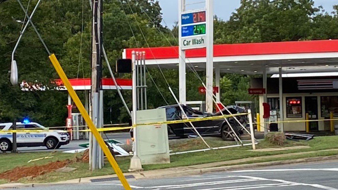 3 injured in singlecar accident in southwest Charlotte