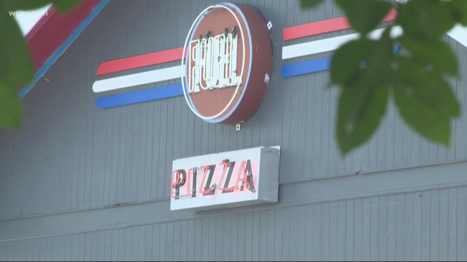 Employee touches pizza with bare hands in Restaurant Report Card
