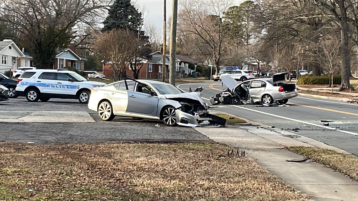 Crash in west Charlotte injures 3 | wcnc.com