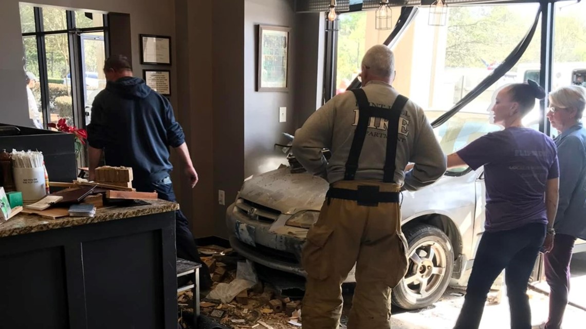Car causes damages to Fort Mill restaurant - Vimarsana News