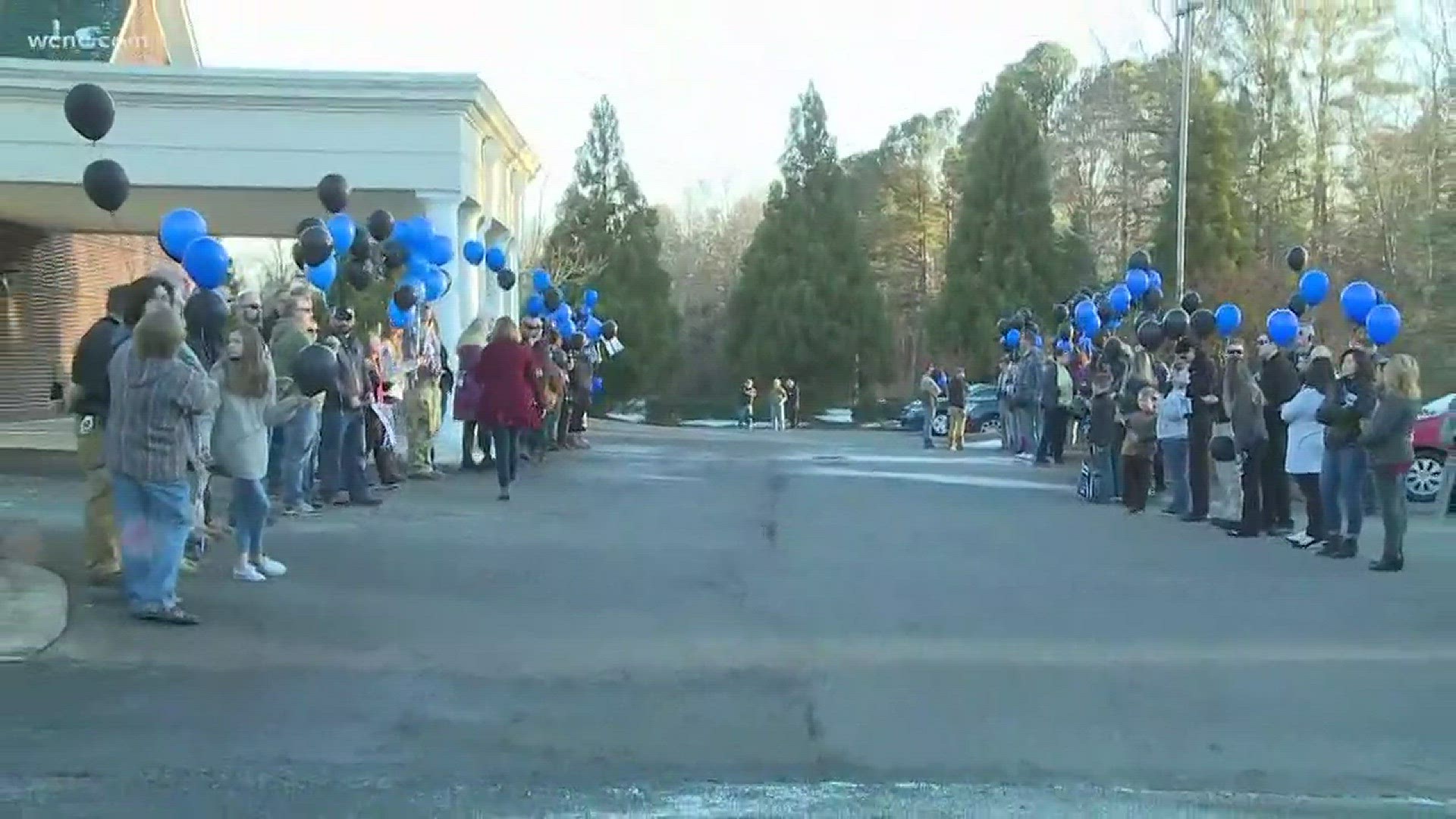 Community waits for fallen deputy at funeral home