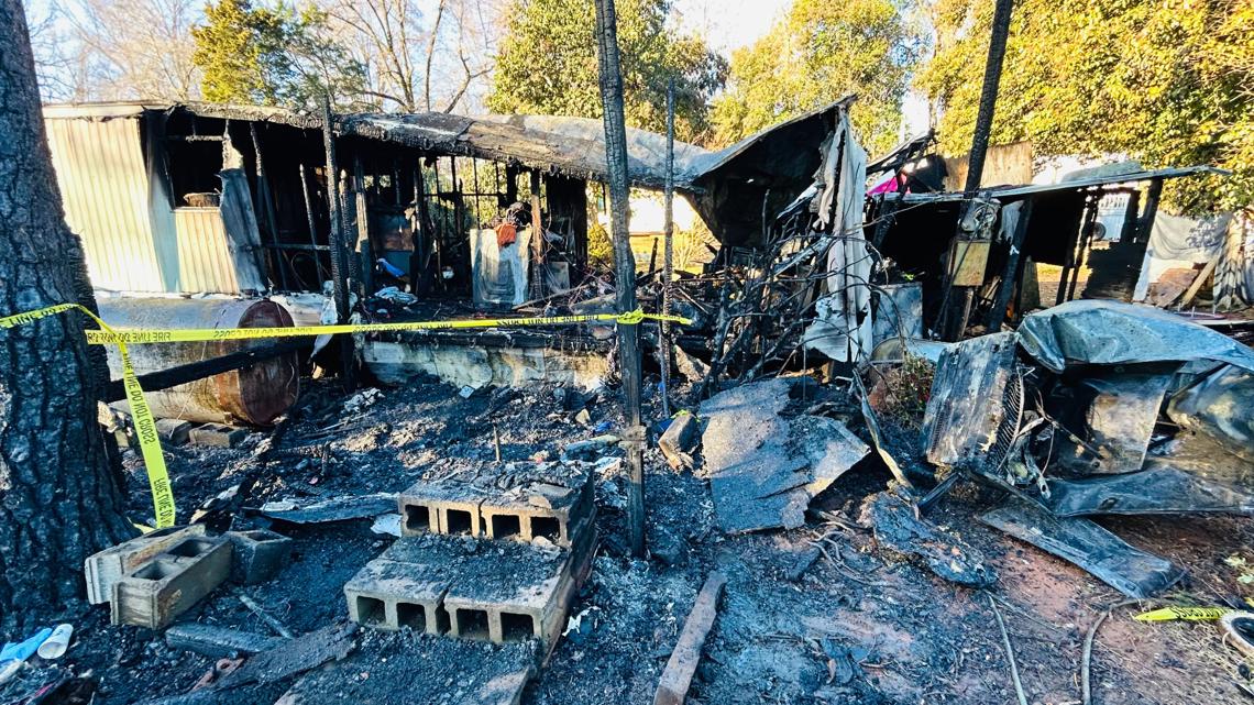 Deadly fire at west Charlotte mobile home under investigation | wcnc.com