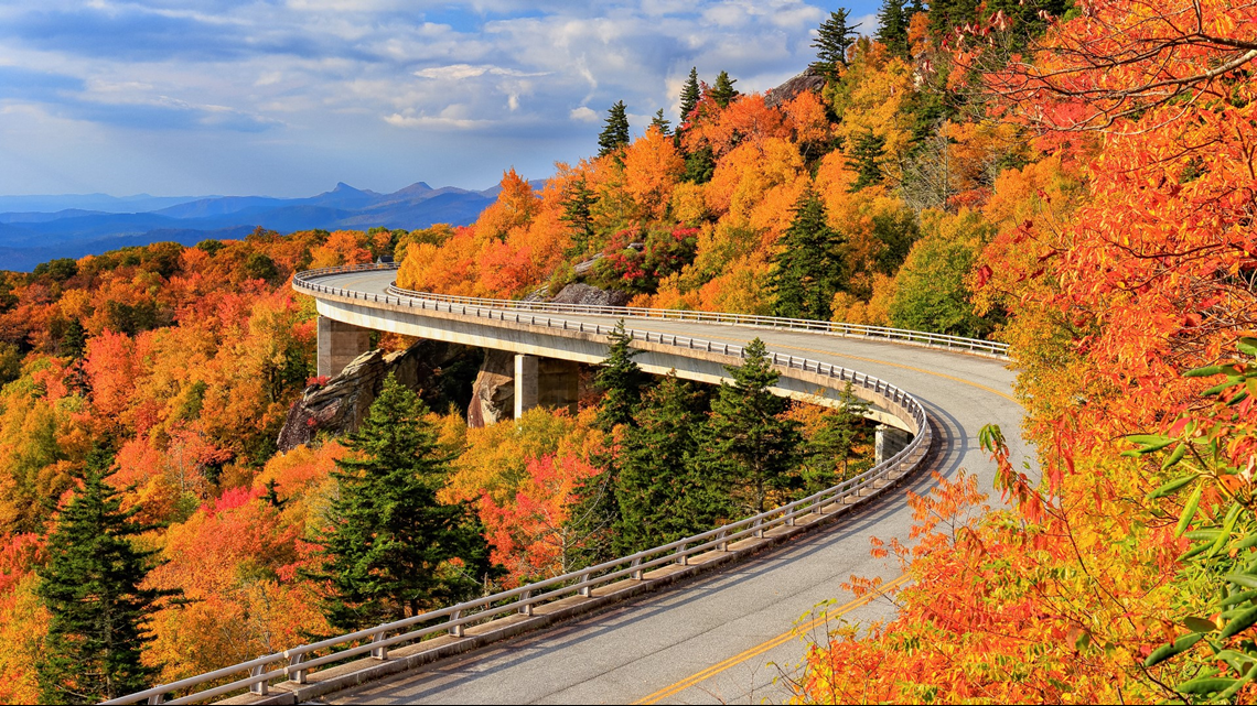 When is peak fall color in North Carolina?