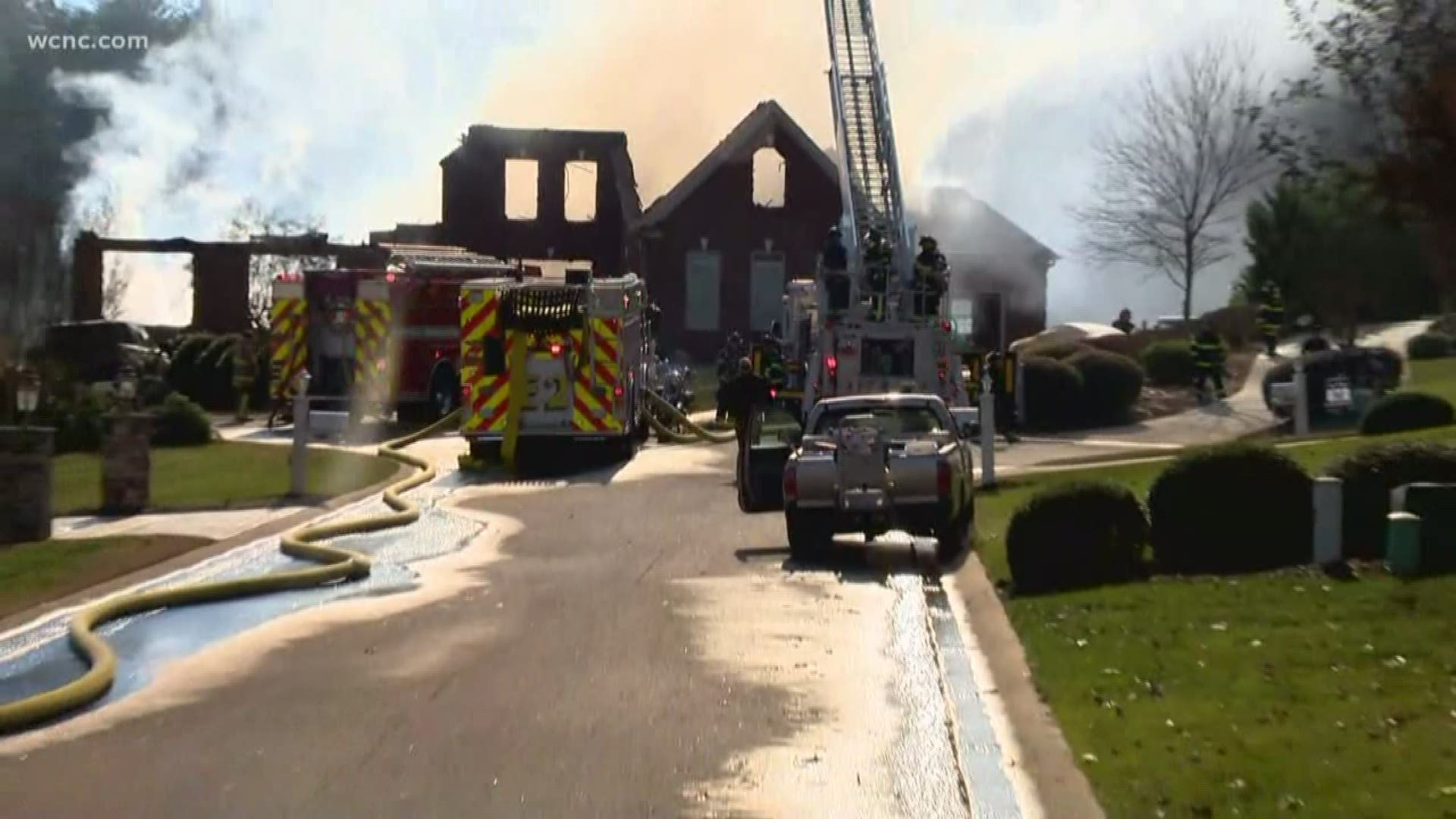 Massive fire destroys Mooresville home