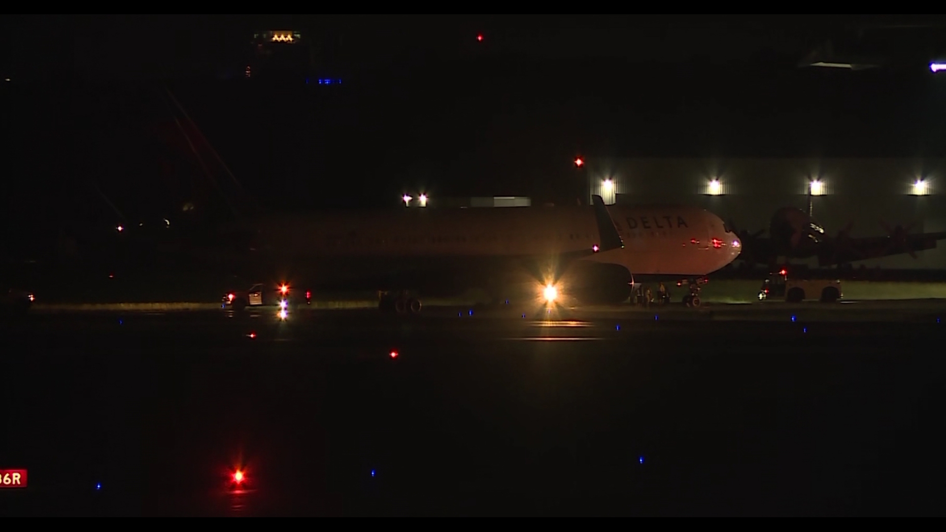 Un vuelo de Delta que transporta a los Carolina Panthers despega de una calle de rodaje en Carolina del Norte