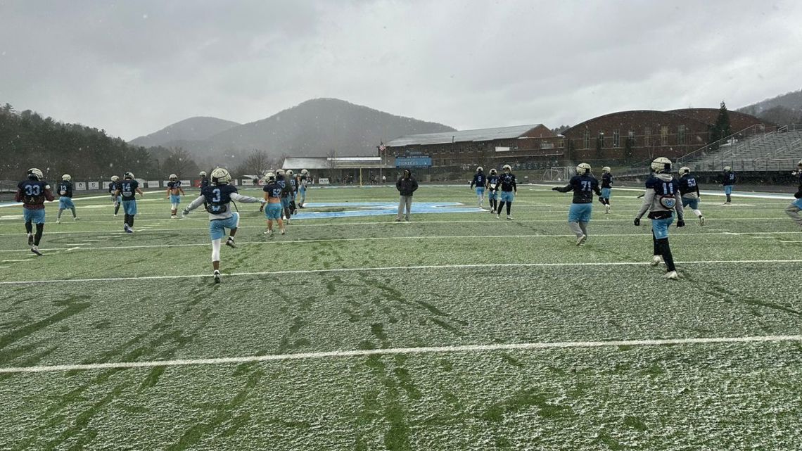 mountain-snow-postpones-nc-high-school-playoff-football-games-wcnc