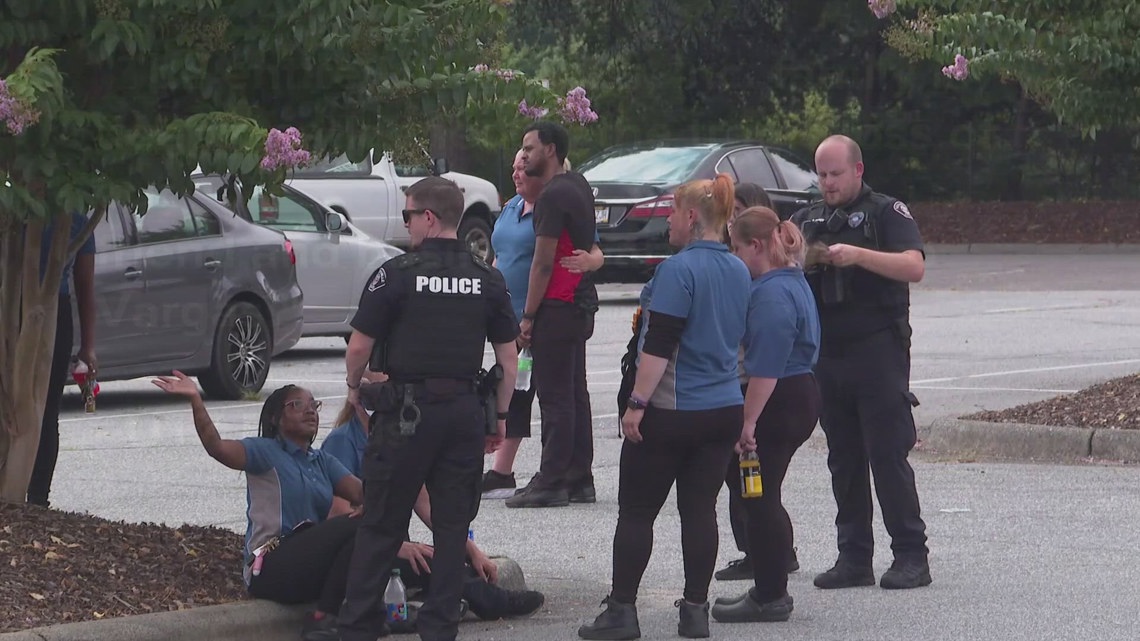 1 person dead after shooting at Kernersville Food Lion | wcnc.com