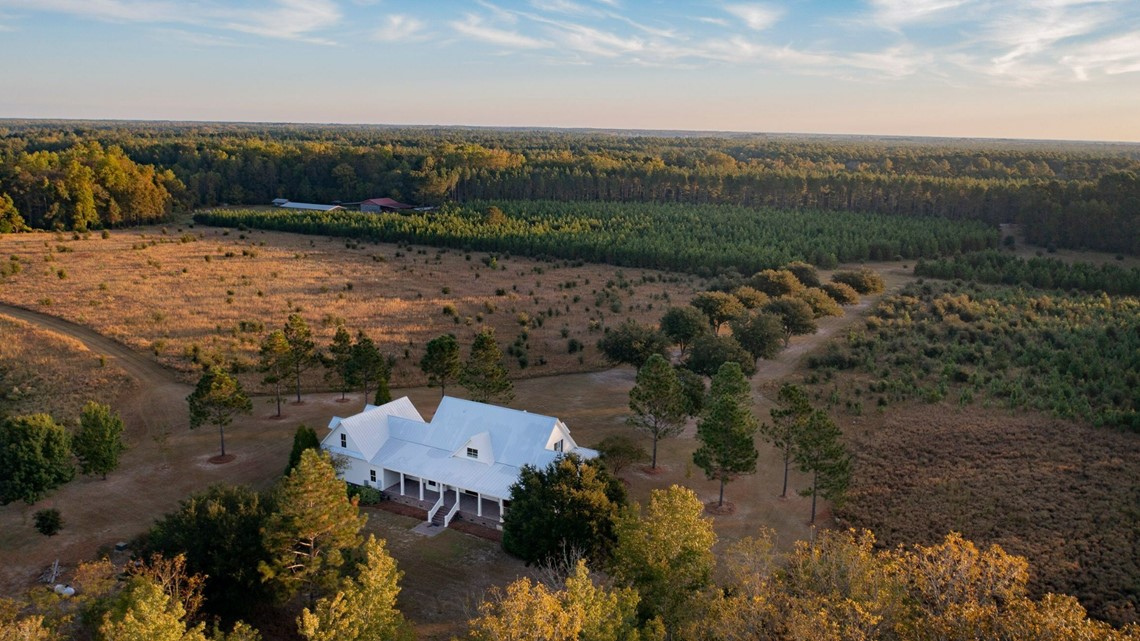 Former Murdaugh home sells below asking, to horse farm